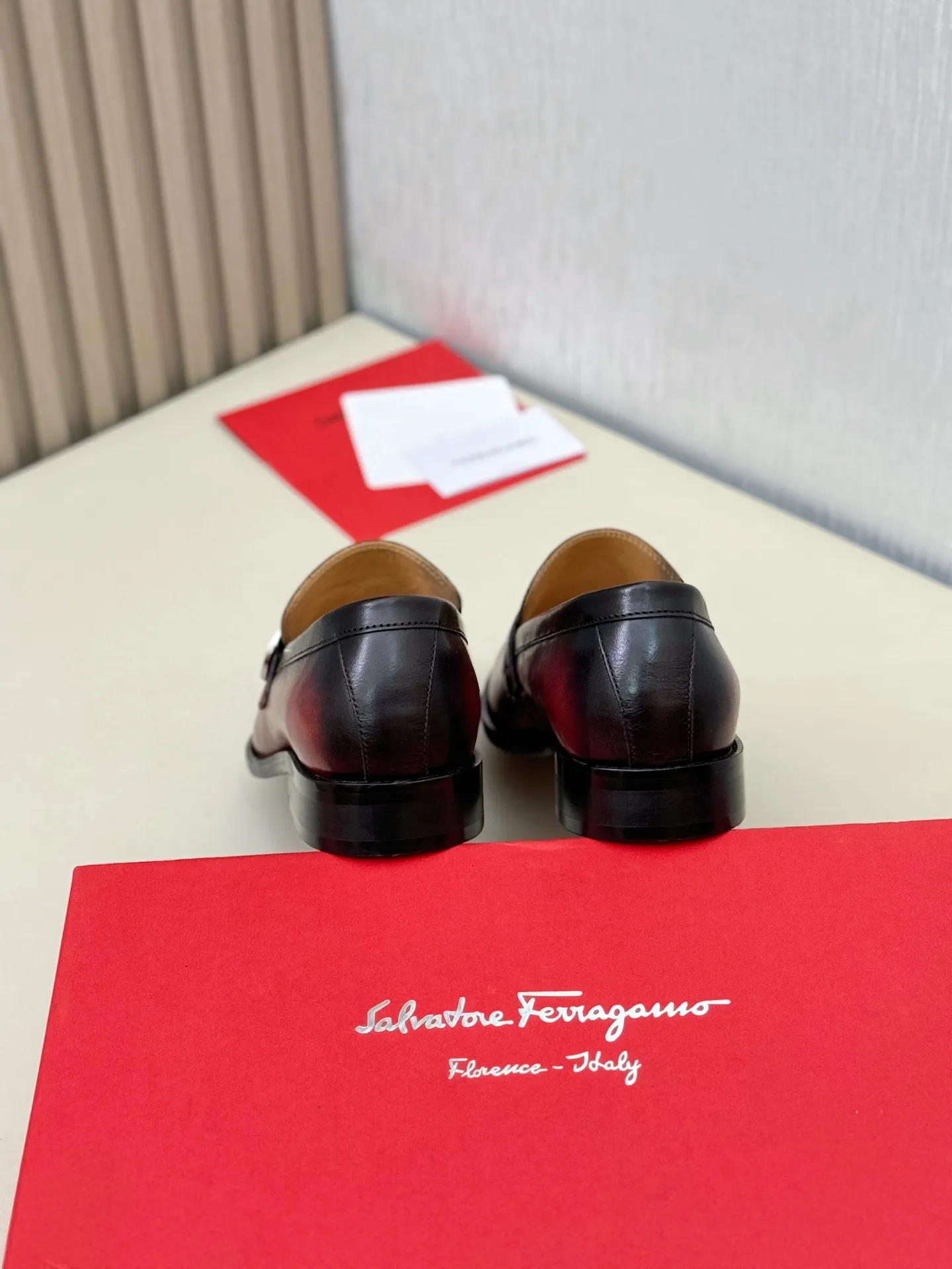 [Ferragamo] P: 560💰 Number of yards: 38~44 (45 orders are non-returnable) Ferragam's new men's formal leather shoes, the fabric is made of imported cowhide, with visible texture, heavy-duty stitching, dyed calfskin inside, standard logo cowhide feet, big-name experience, soft and comfortable on the feet, a men's favorite, special non-slip and wear-resistant rubber soles, easy to handle various occasions, with original box packaging!